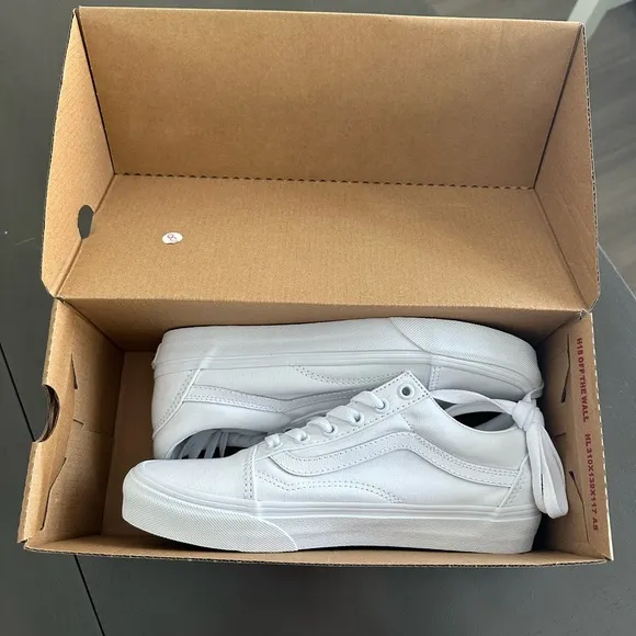 NEW Vans | Wide old skool white vans
