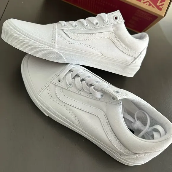 NEW Vans | Wide old skool white vans