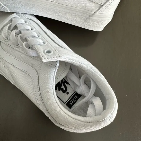 NEW Vans | Wide old skool white vans