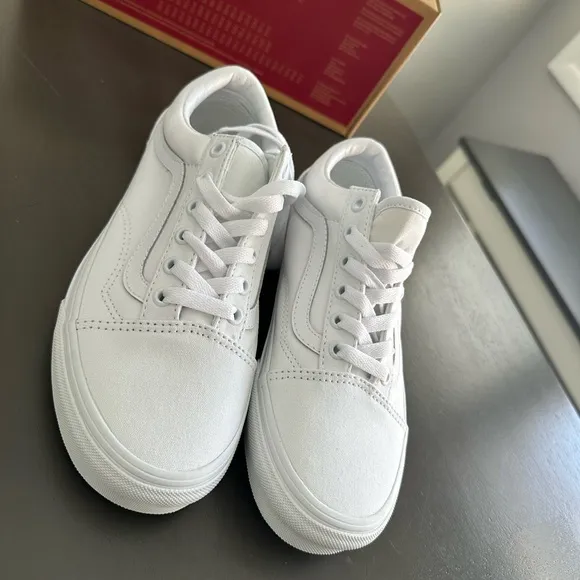 NEW Vans | Wide old skool white vans