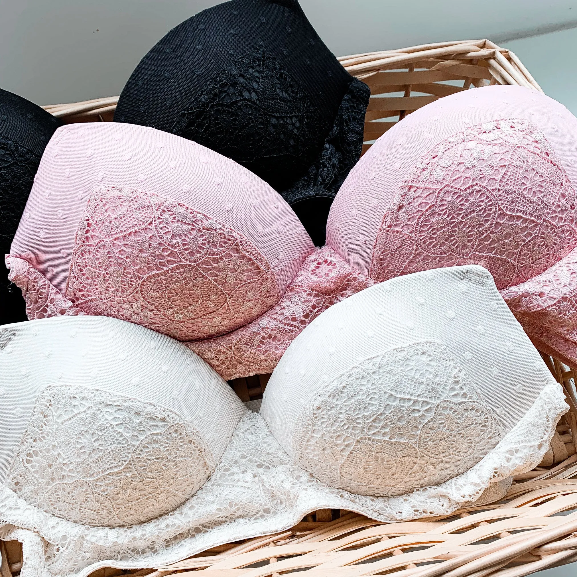 Romantic Polka Dot! Cushiony-Soft Wireless Bra in Blush